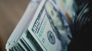 خسارة 7 أضعاف.. خبير يكشف تراجع قيمة الجنيه أمام الدولار منذ عام 2010